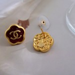 Chanel stud earrings are elegant and stylish, with exquisite craftsmanship and design
